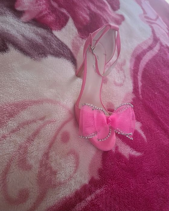 Sandale roz cu fundiță