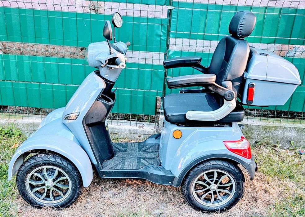 Motociclu cu 4 roți