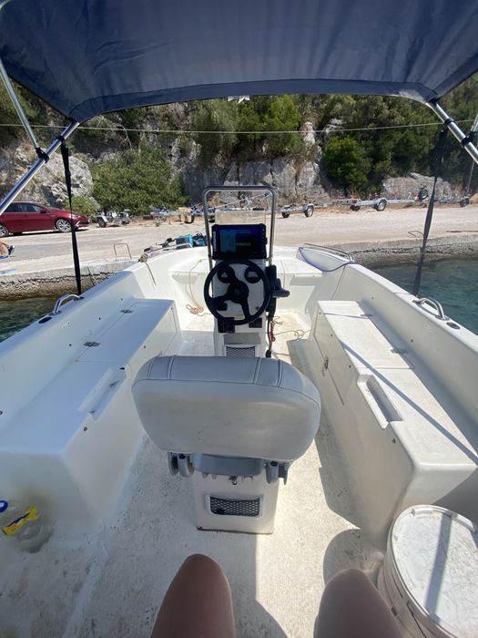 Barca cu motor si peridoc