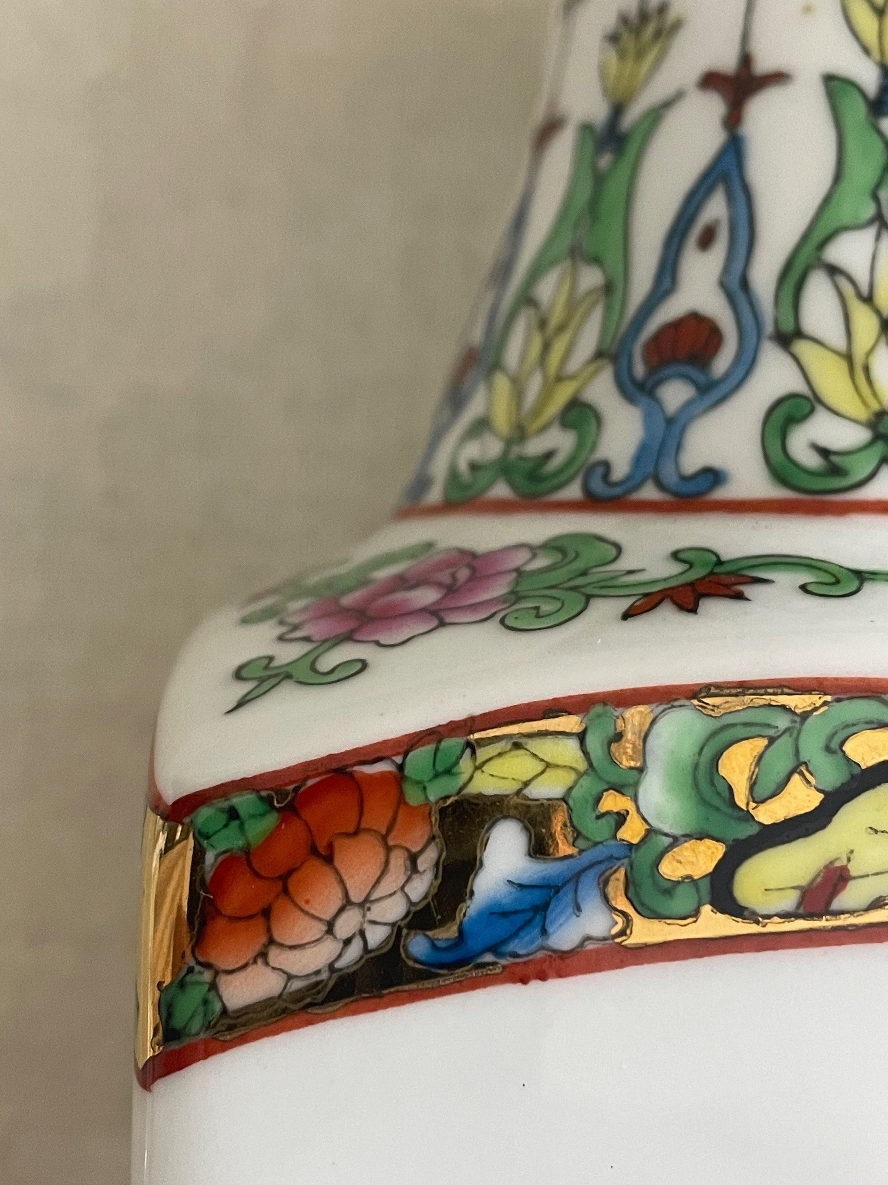 Китайска порцеланова ваза с птички и цветя, планини, златен обков
