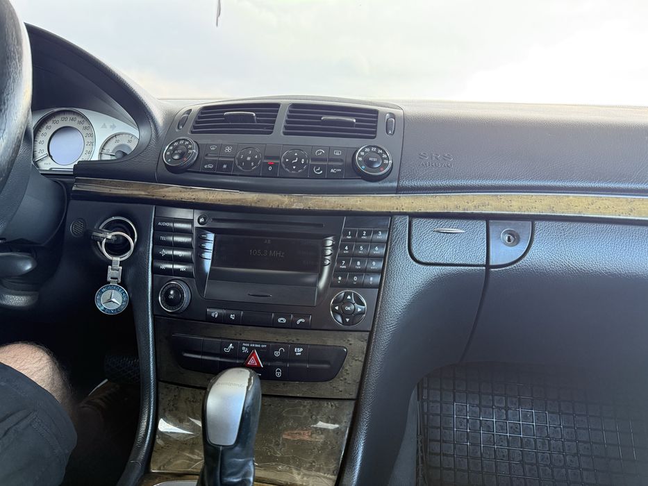 Mercedes e220.