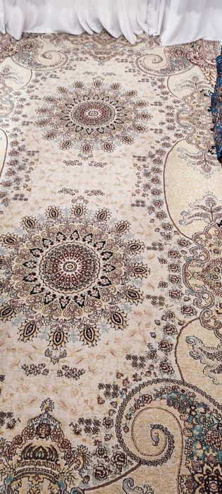 Ковёр в хорошом состояние