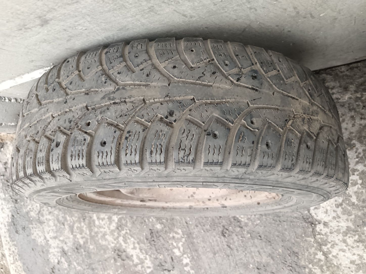 Продам 2 шины R13 на запаску