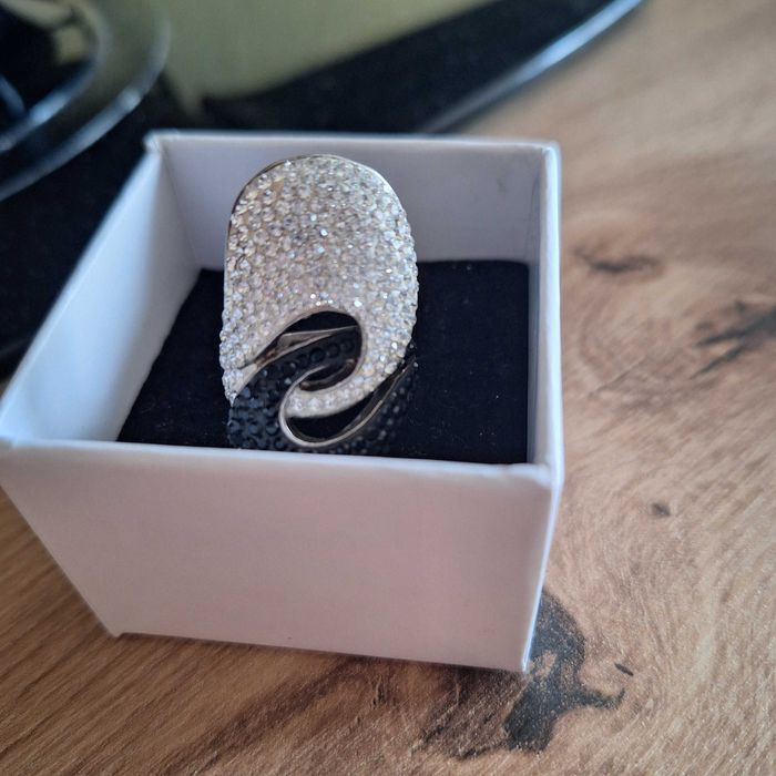 Страхотен сребърен пръстен с камъни Swarovski