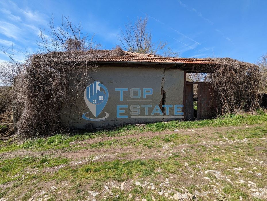 Парцел със стара къща и кладенец в село Сушица