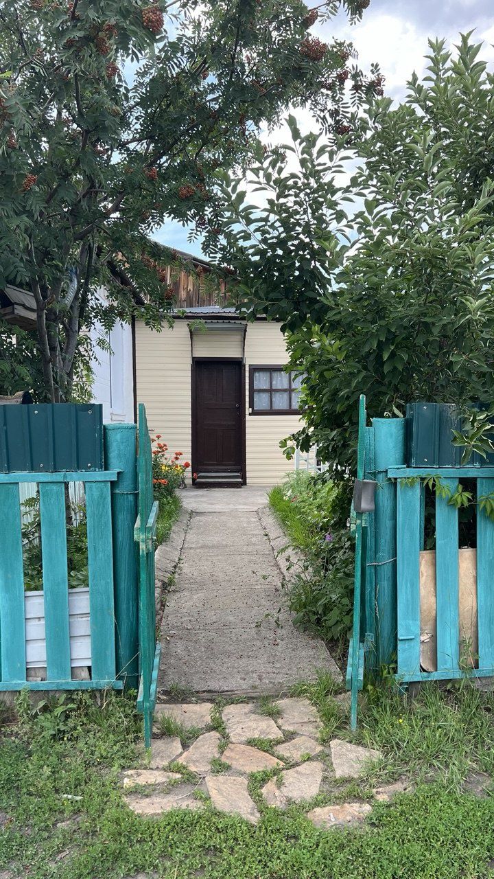 Продам дом. В с Катарколь. Сухой теплый в центре, рядом озеро, лес.