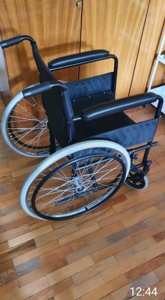 Лесносгъваема инвалидна количка