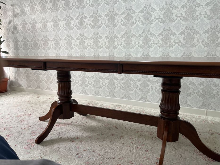 Продам деревянный стол (не опилки) в отличном состоянии