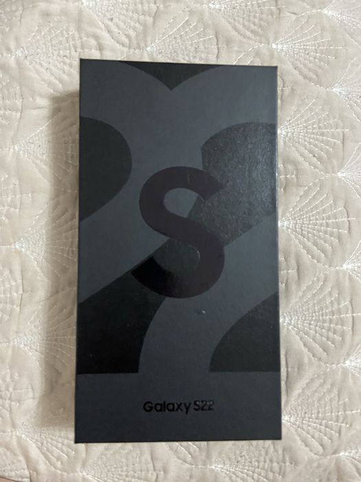 Продается новый в коробке Samsung galaxy S22 256 gb черный