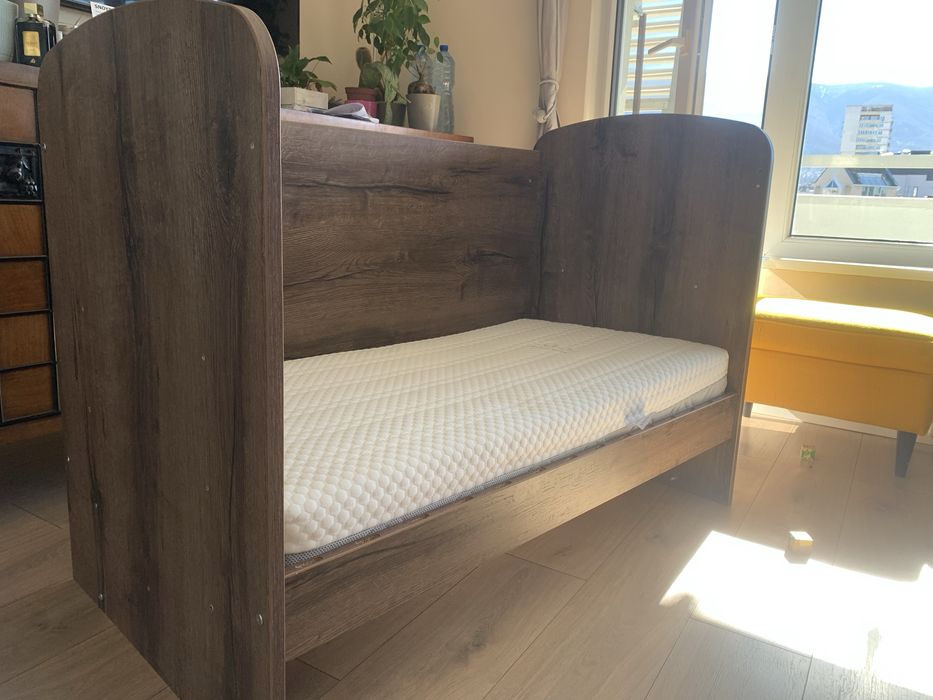 Детско легло с люлеещ механизъм