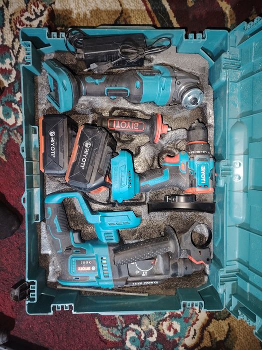 Набор инструмент с аккумулятор.