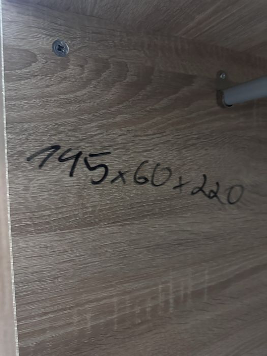 Гардероб Jysk с плъзгащи врати и огледало – 200 лв.