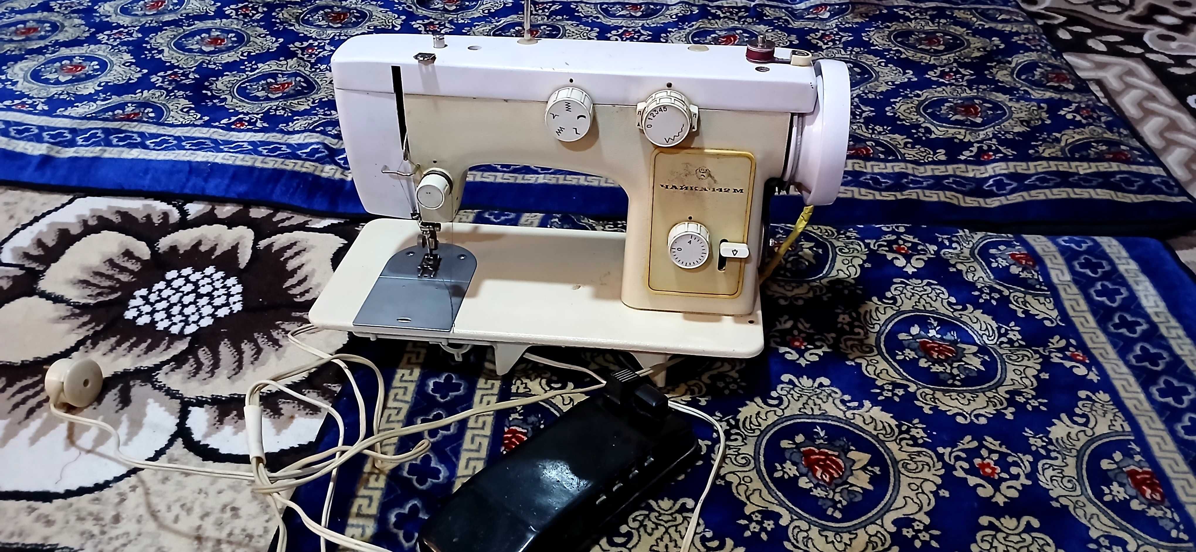 Ham tokga, ham oyoq bilan ishlaydigan tikuv mashinkasi sotiladi.