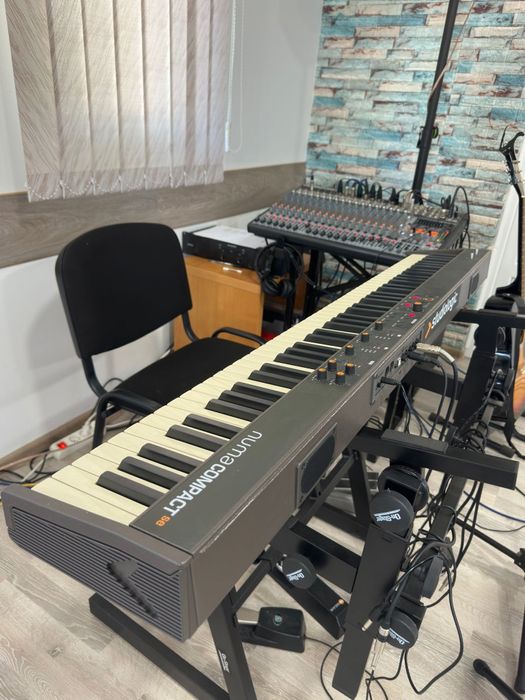 Vând pian Studiologic