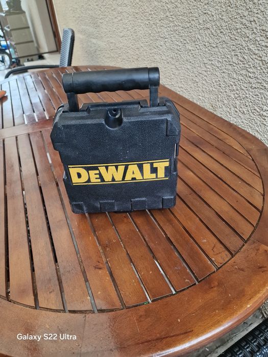 Laser dewalt cu lini