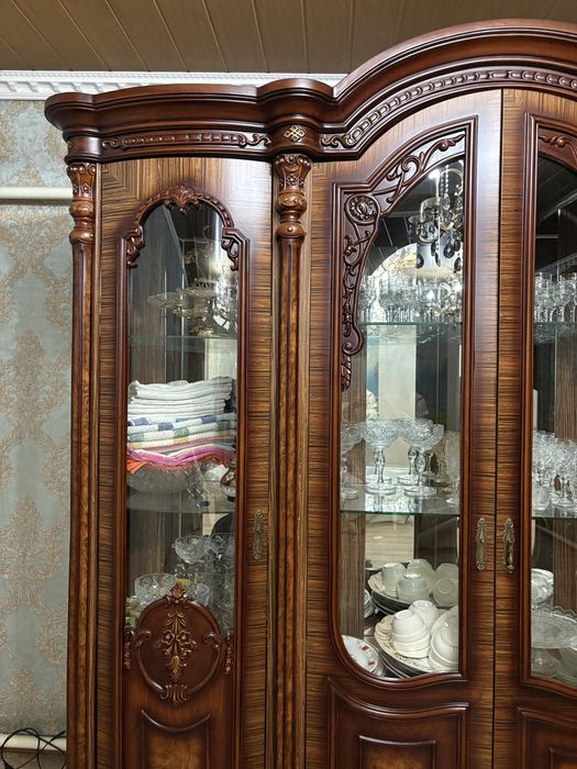 Сервант / Шкаф-витрина в отличном состоянии