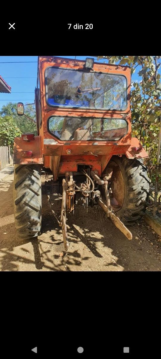 Vând tractor si utilaje agricole.