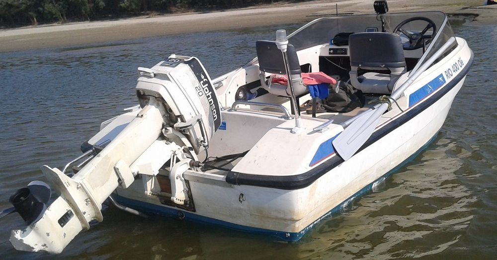 Barca Rio OLE 400 cu motor și peridoc