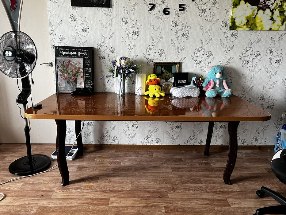 Стол дубовый продаем