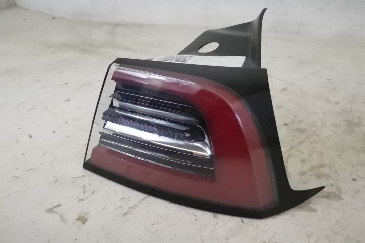 Стоп Десен Преден Оригинален Led В Добро Състояние Тесла / Tesla Model