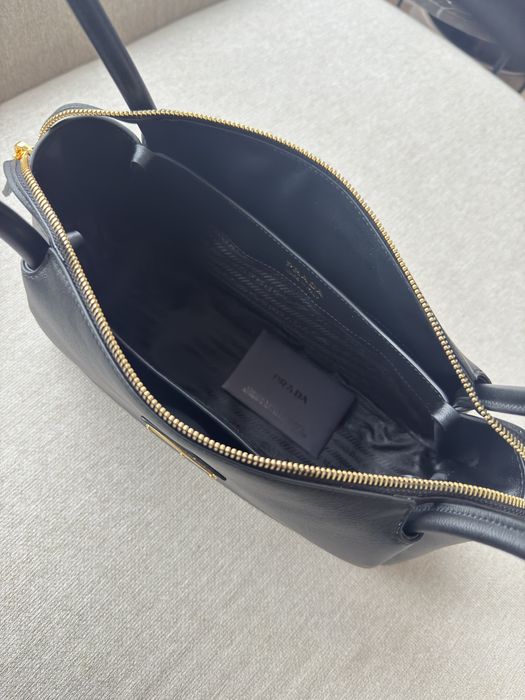 Чанта prada естествена кожа