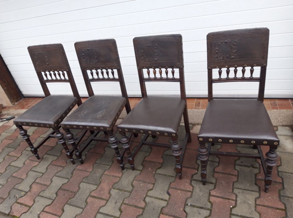 Scaune vechi din piele