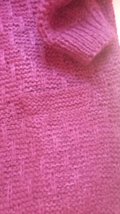 Ръчно плетена вълнена жилетка.