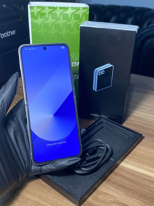 Samsung Galaxy Z Flip6 • 256 GB • Blue