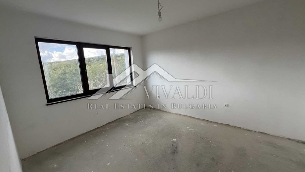 Просторна триетажна къща с парцел в село Осеново, област Варна