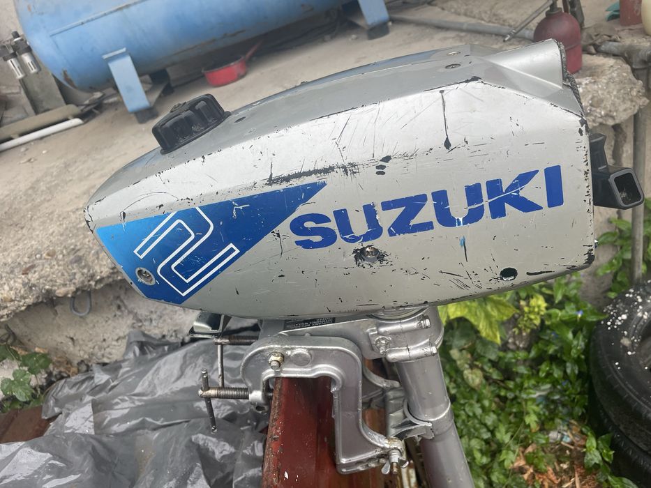 Два извънбордови двигатели Suzuki и Evinrude