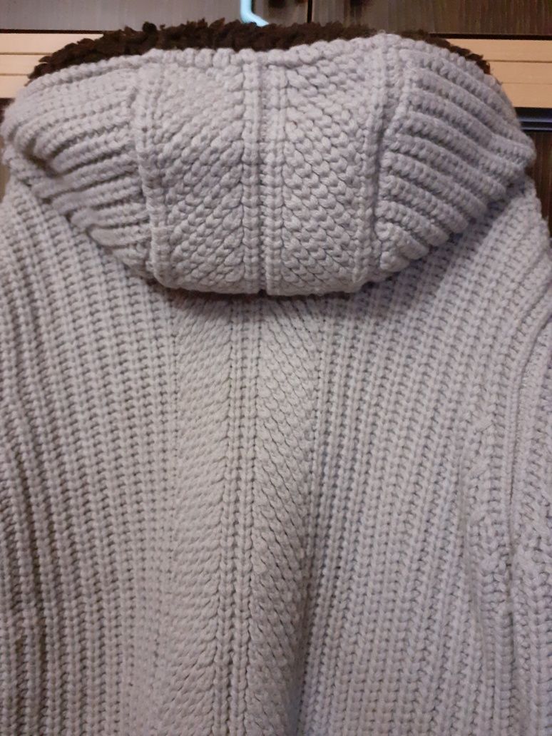 Pulover tricotat imblanit cu gluga