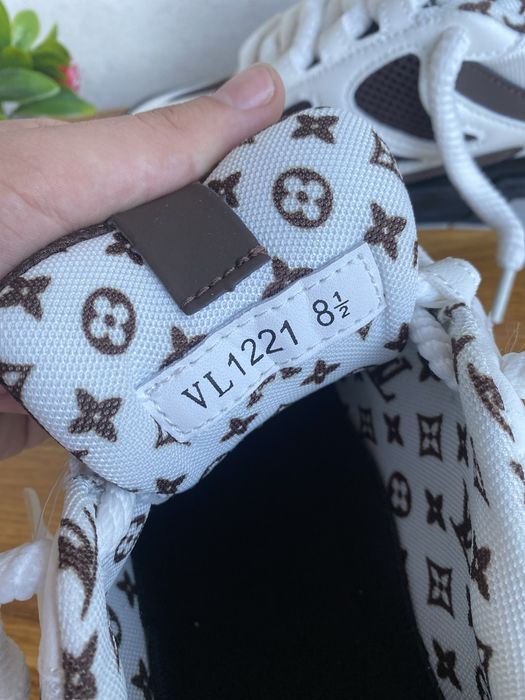 LV Skate black and white