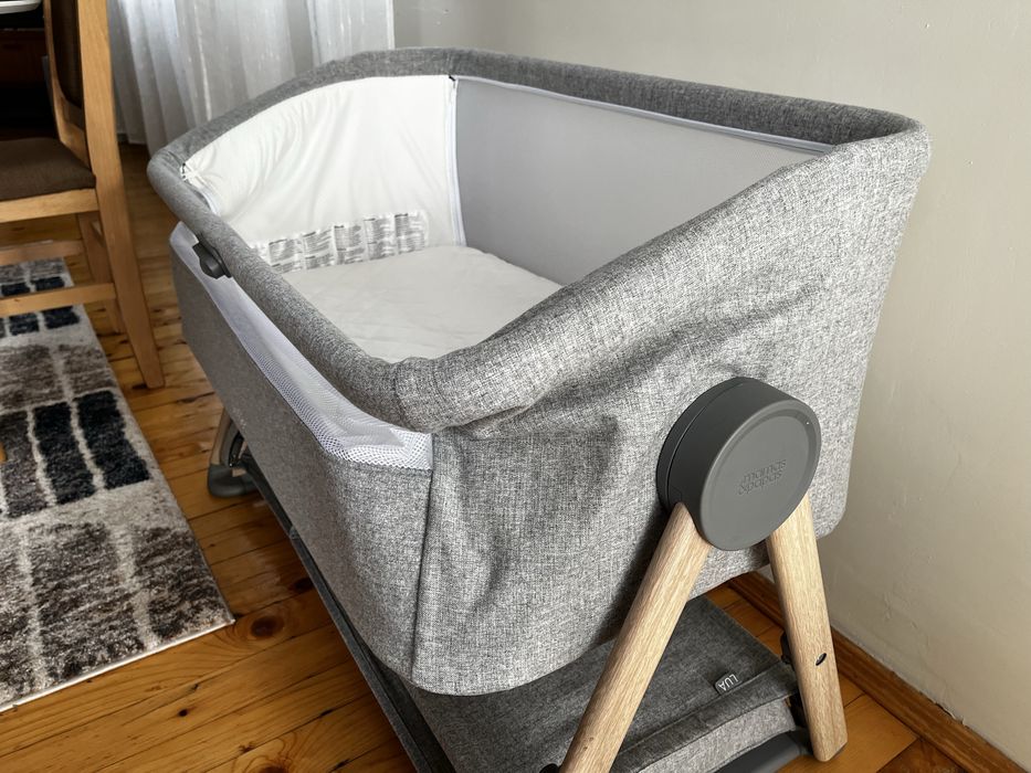 Lua Bedside Crib легло next to me