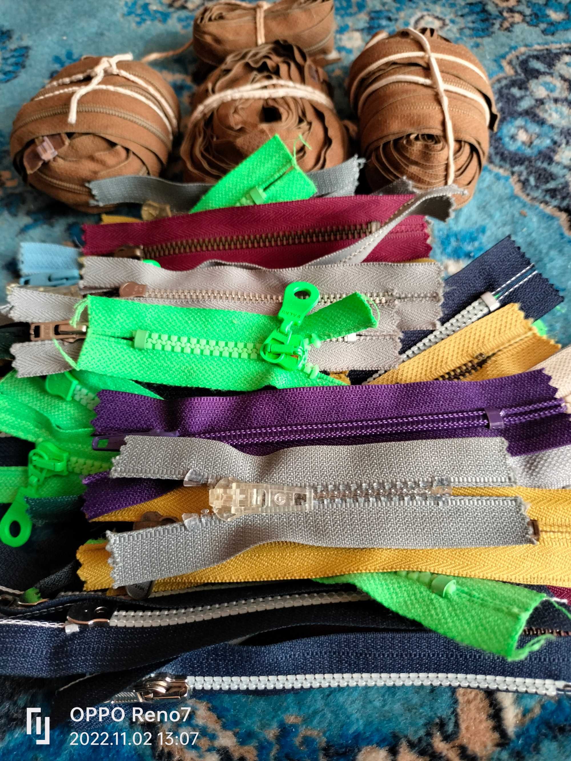 Vând fermoare , cheite , cursori , diverse culori și modele accesorii