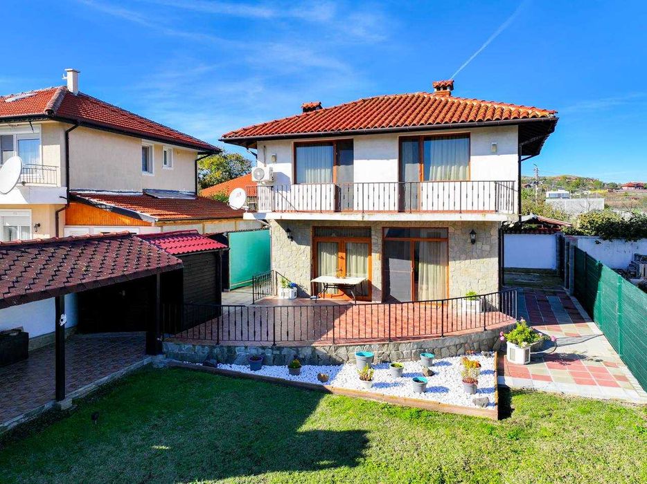 Двуетажна къща в квартал Каменар на град Поморие