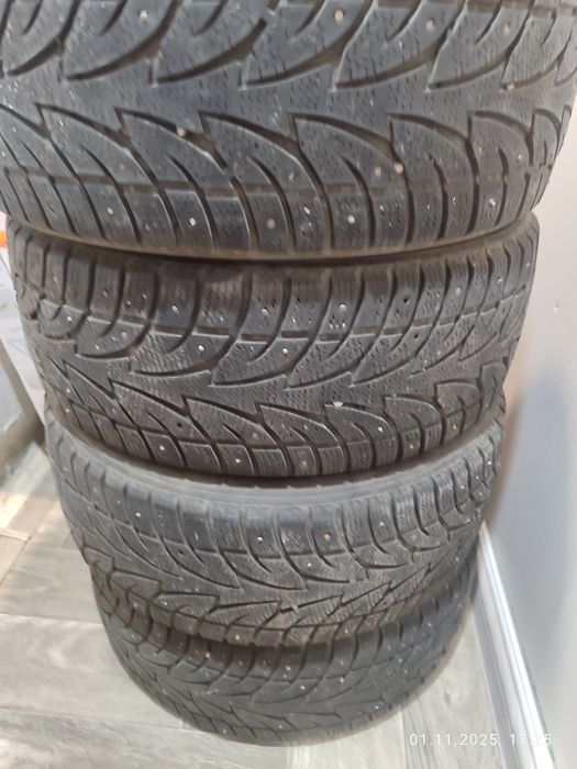 Продам комплект зимний резины 215/45/17