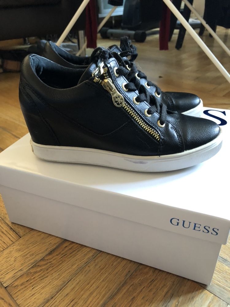 Сникърси Guess