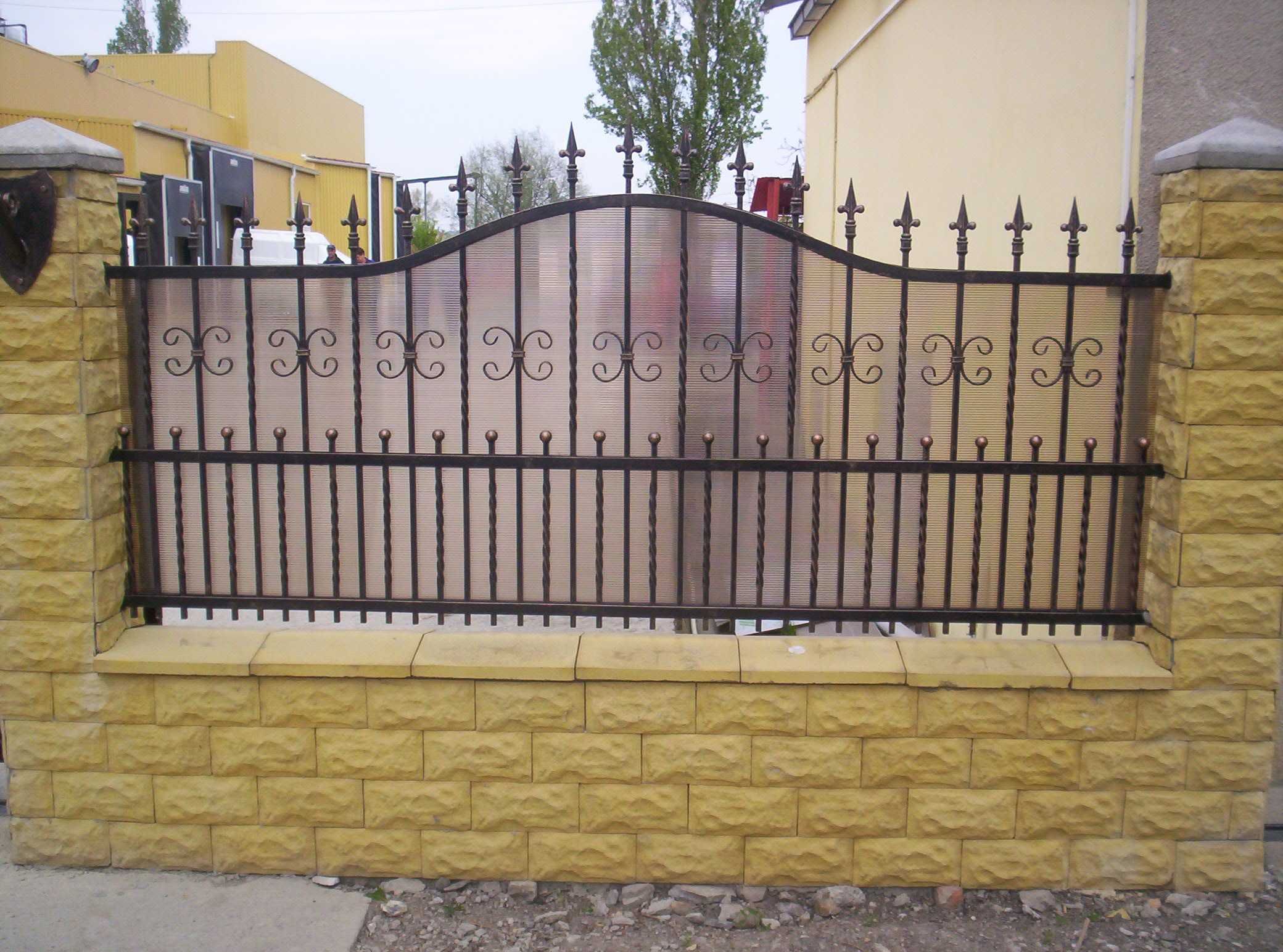 Garduri si porti stil jaluzea, fier forjat, sipca, BCA, plasa, placi