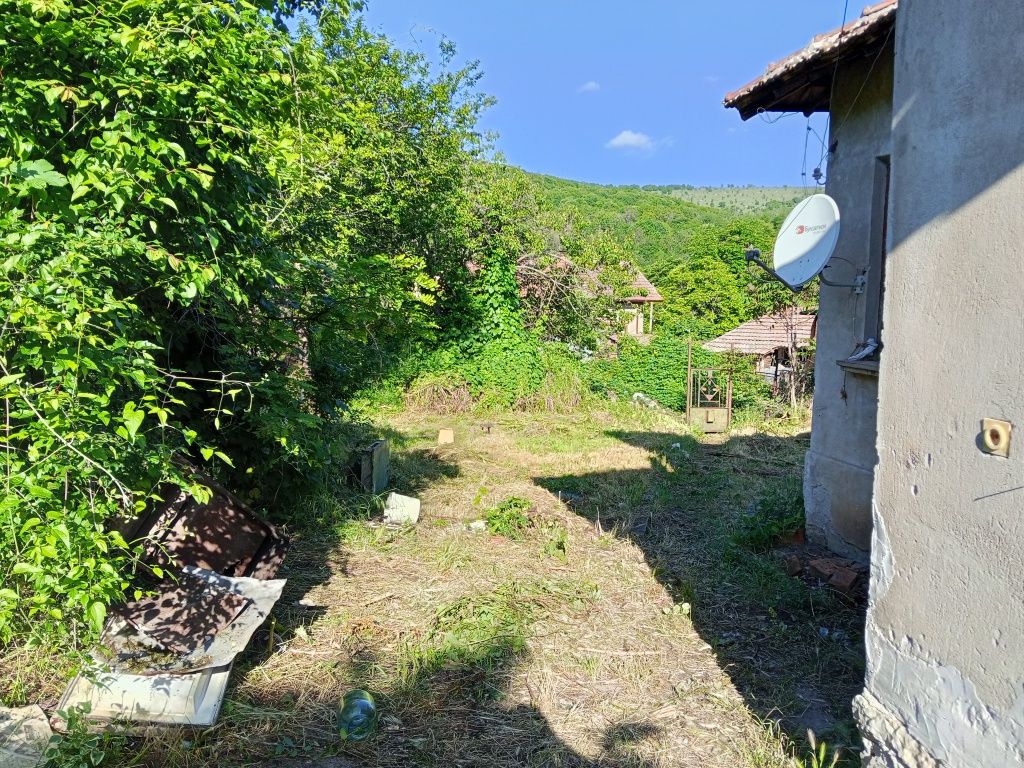 Къща с двор с. Горна Вереница