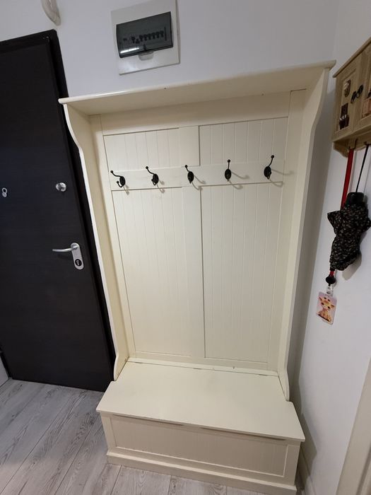 Cuier Jysk cu ladă, dimensiune 96x34x180 cm