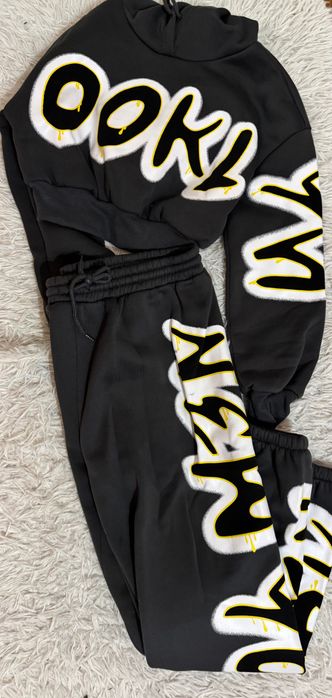 Тъмно сив анцуг с интересен дизайн