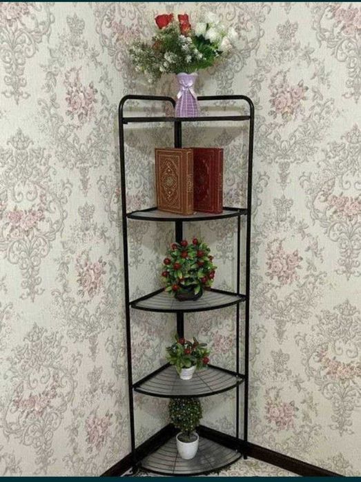 Угловой складной стеллаж имеет 5 ярусов