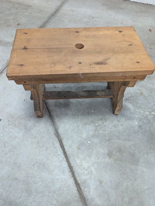 Старо дървено столче