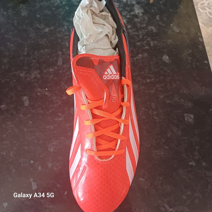Adidas  бутсы или сороконожка, нақты білмедім