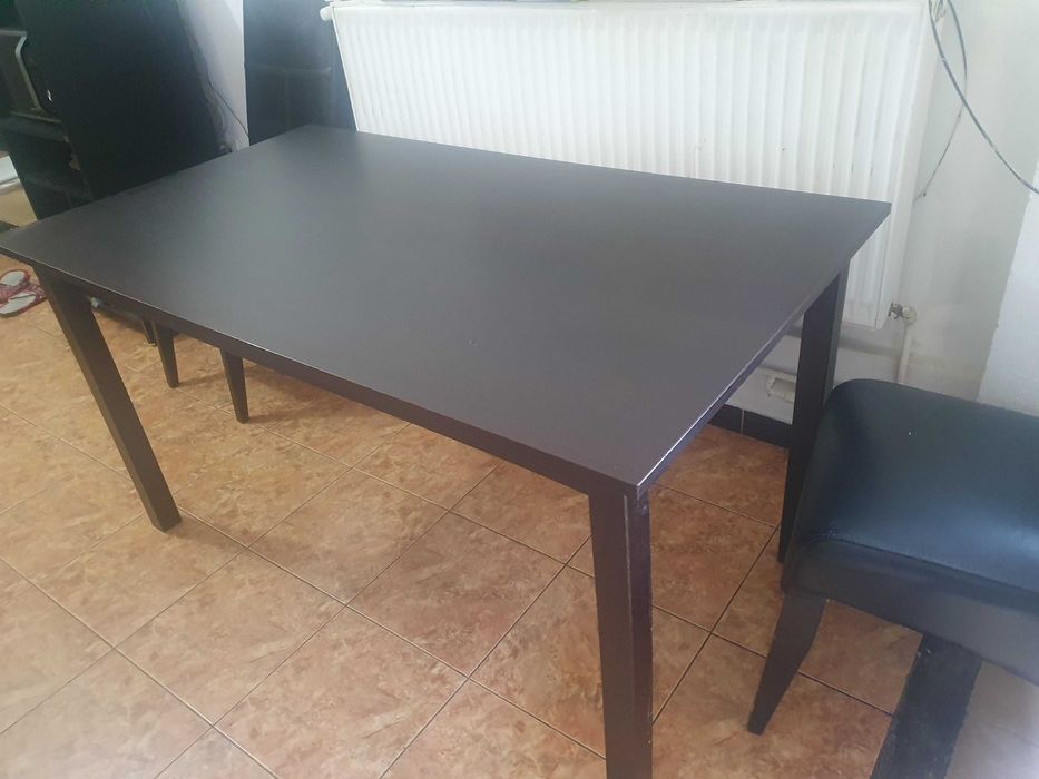 scaune piele naturala si mese lemn restaurant