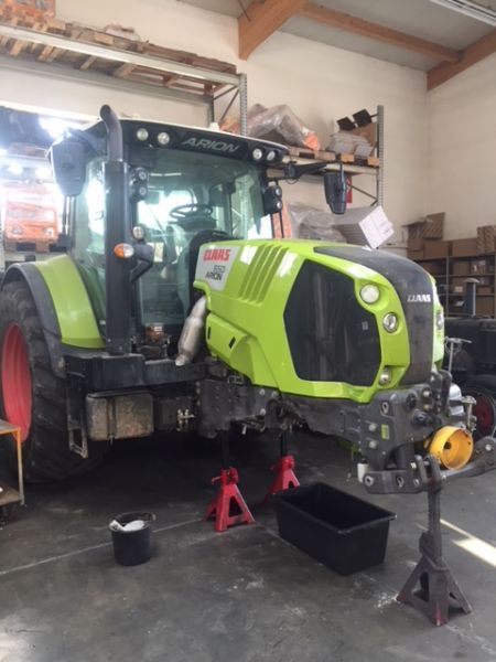 Dezmembrez Tractor Claas Arion 650