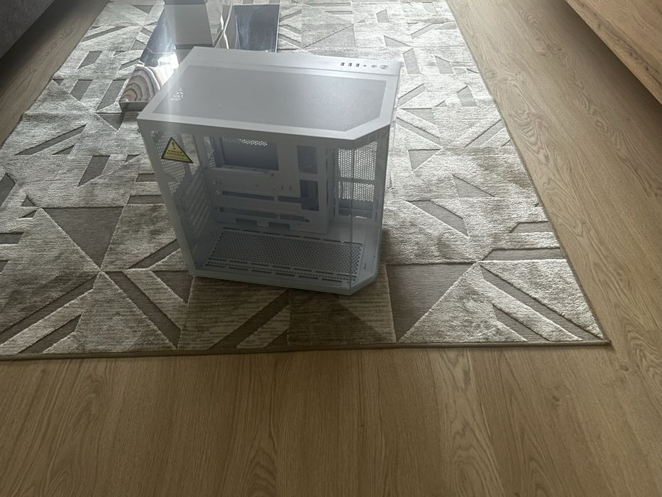 БЯЛА PC кутия Fish Tank