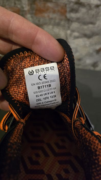 Strauss engelbert, Base