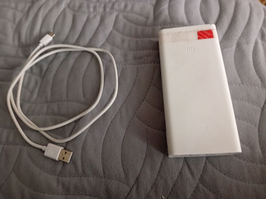 Продам power bank айфон 13 зарежает один польных раза. В комплекте усб