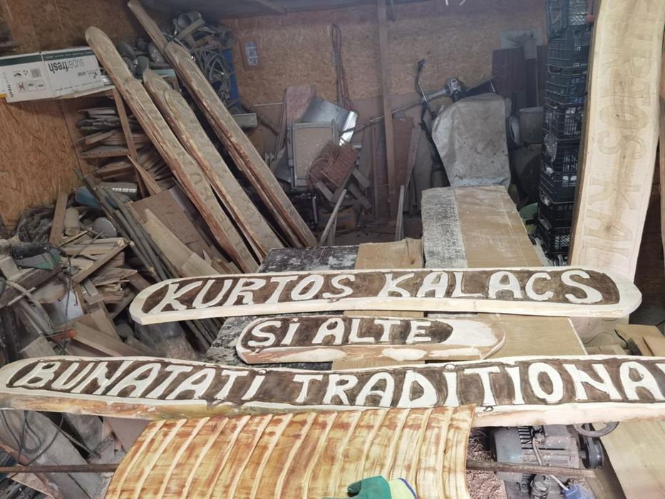 Kurtosi kalacs panouri din lemn de reclama